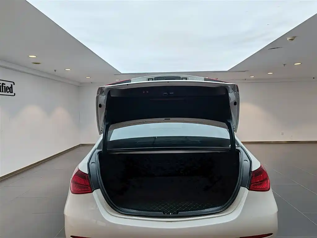 Mercedes-Benz C-Class 2025 — фото 15
