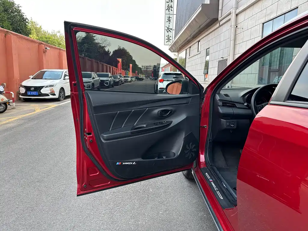 Toyota Yaris L 2022 — фото 21