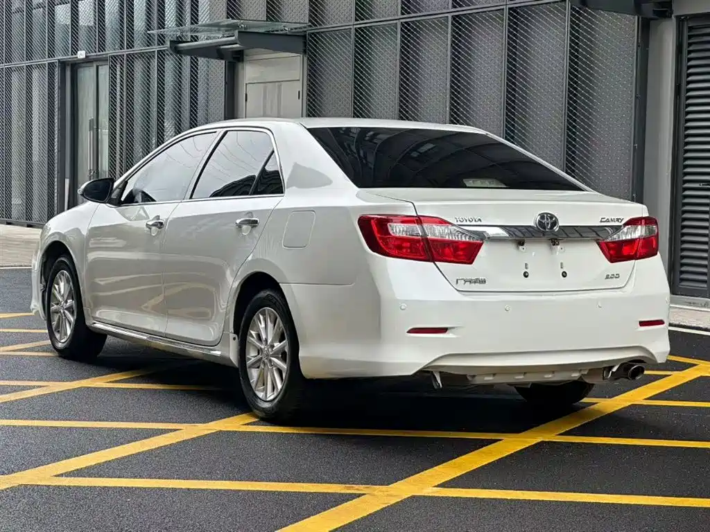 Toyota Camry 2014 — фото 6