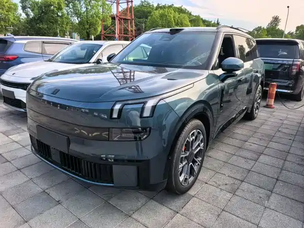 Lynk & Co 900 2025