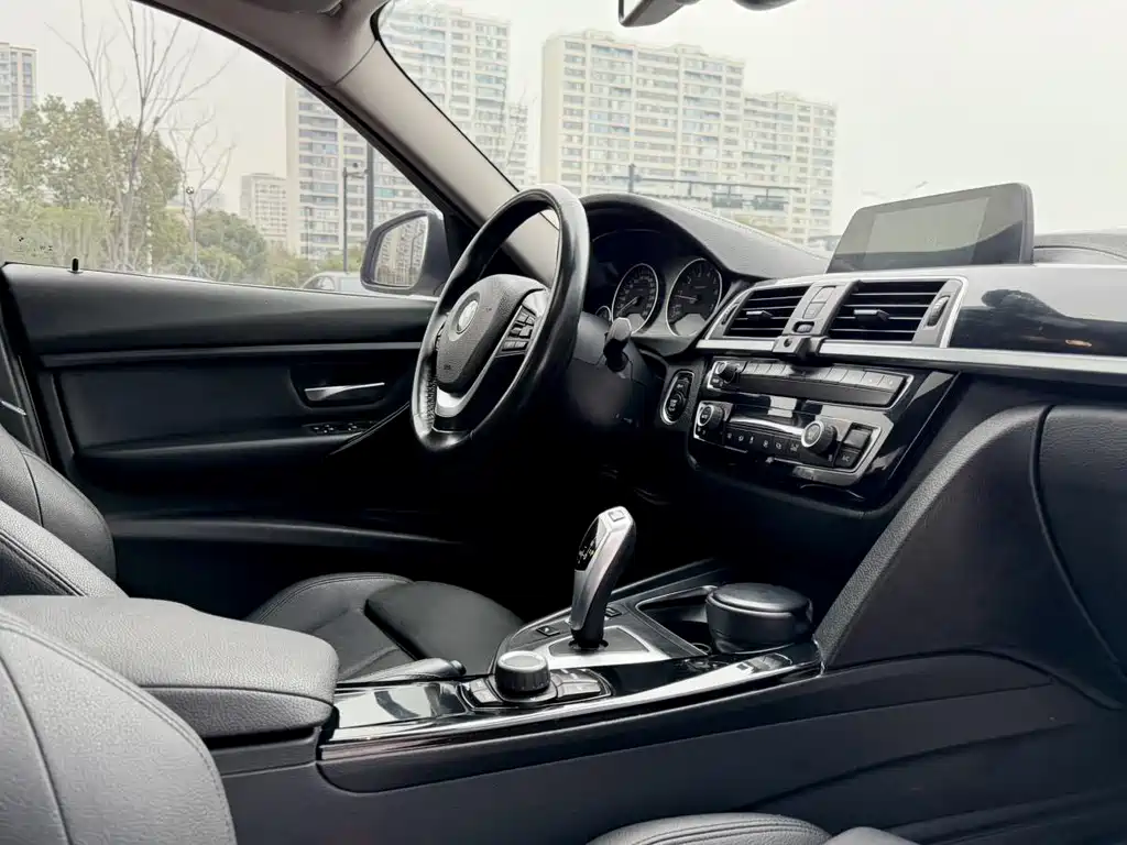 BMW 3 Series 2018 — фото 14