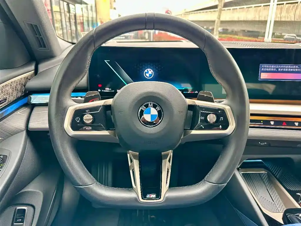 BMW 5 Series 2025 — фото 10