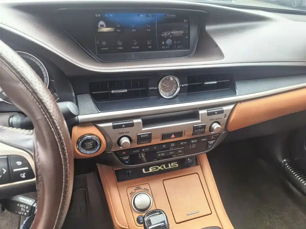 Lexus ES 2018 — фото 13