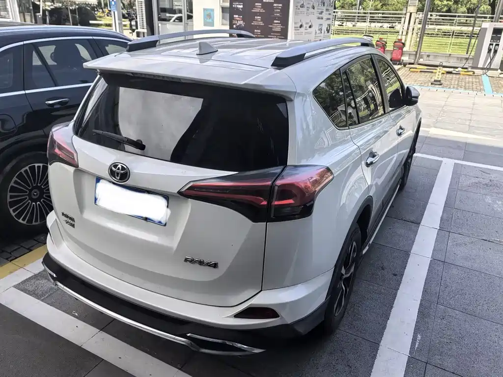 Toyota RAV4 2018 — фото 2