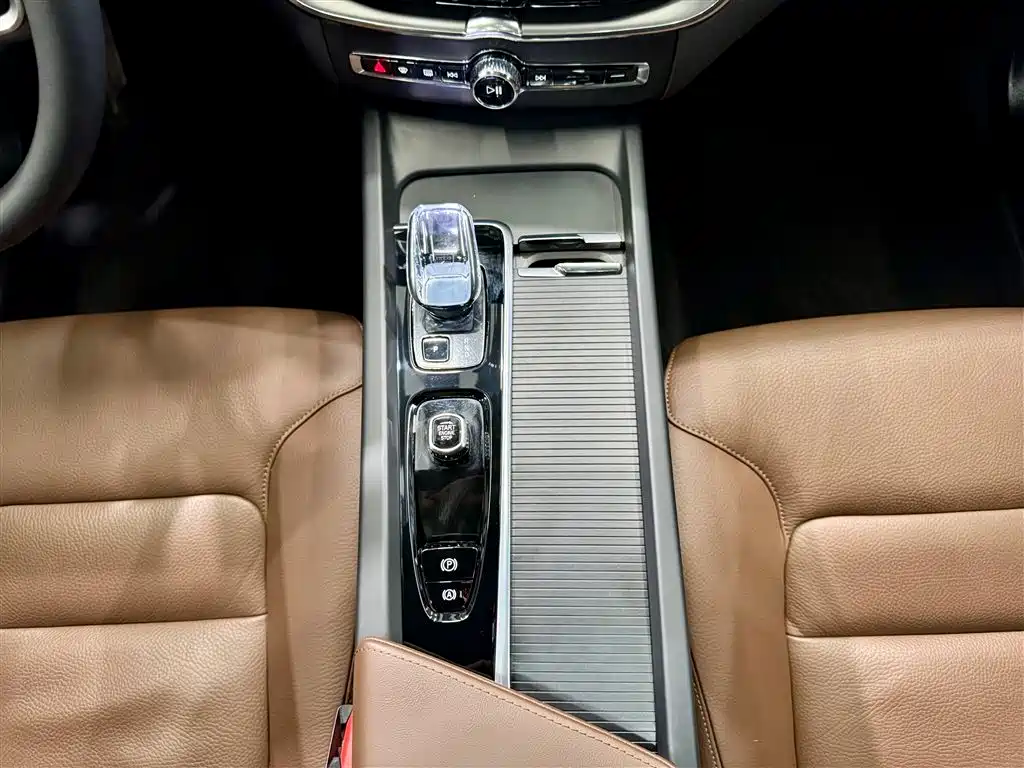 Volvo XC60 2025 — фото 21