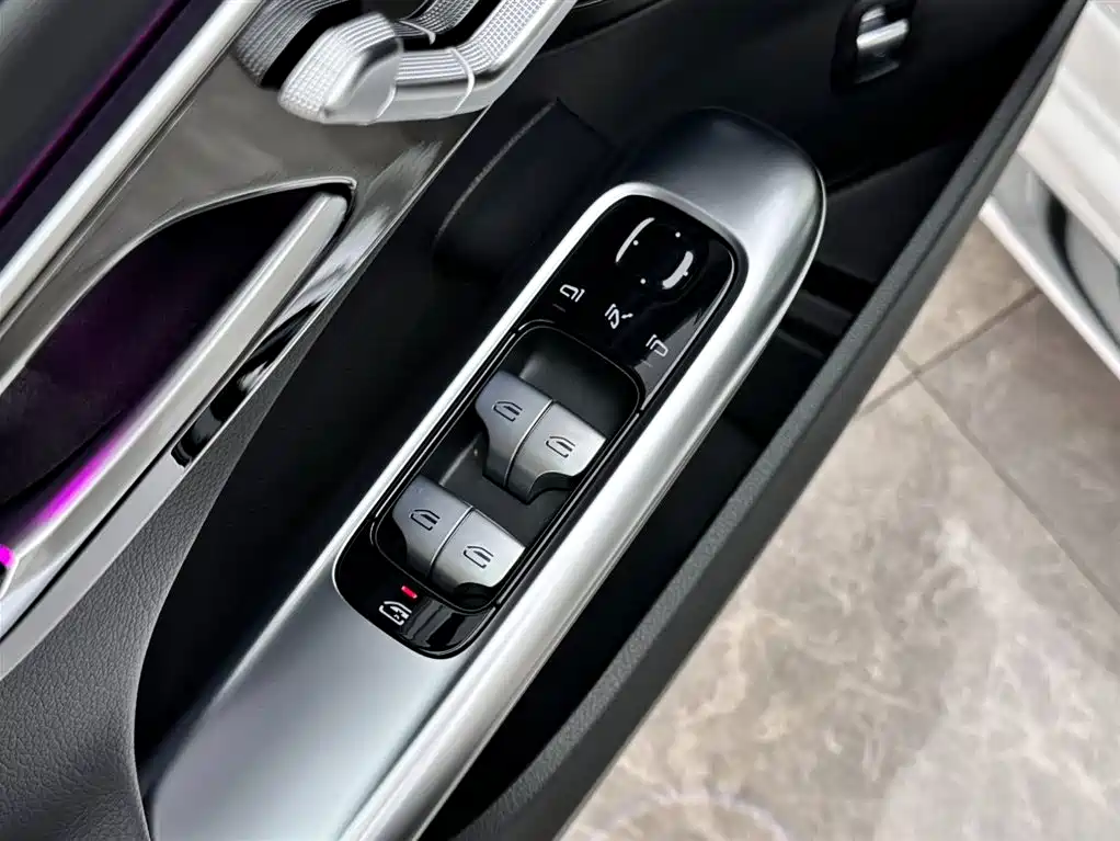 Mercedes-Benz C-Class 2024 — фото 16