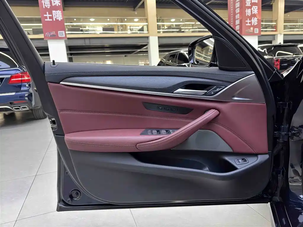 BMW 5 Series 2021 — фото 10