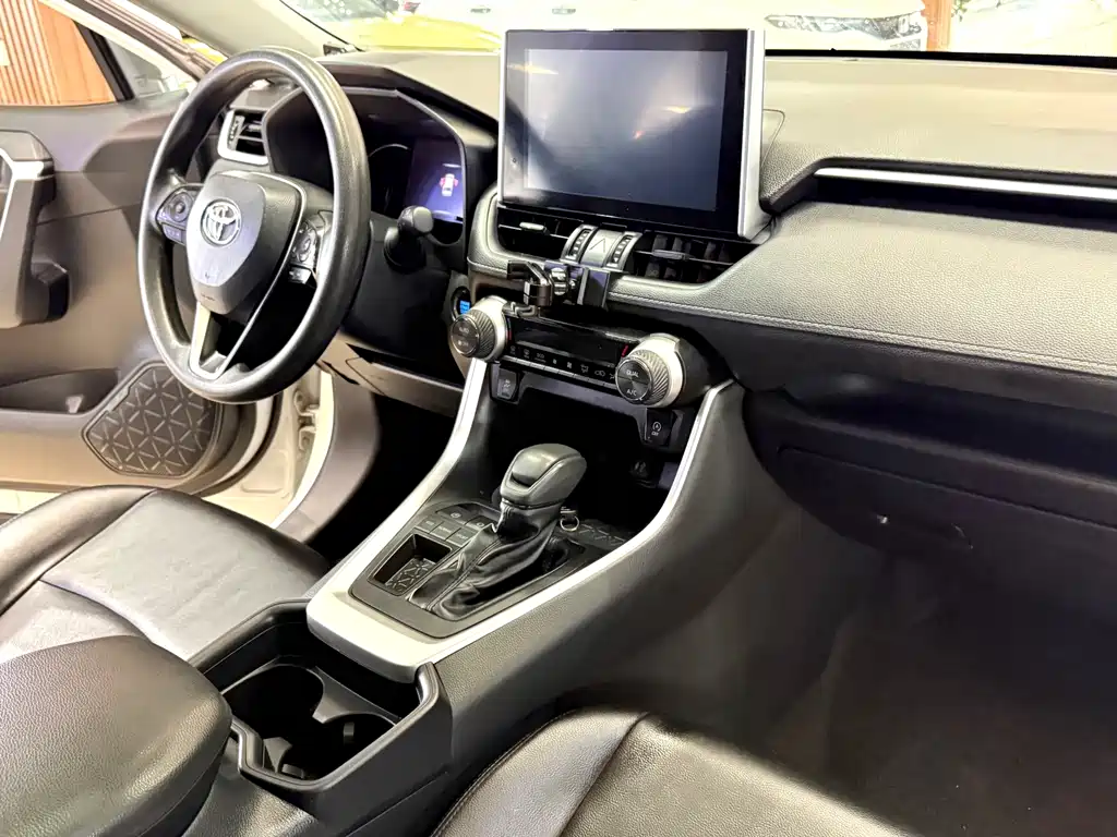 Toyota RAV4 2022 — фото 10
