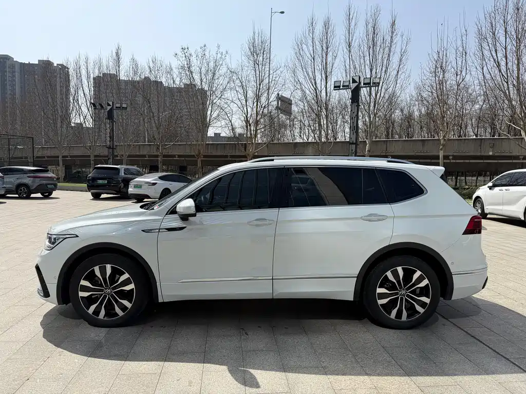 Volkswagen Tiguan L 2023 — фото 3