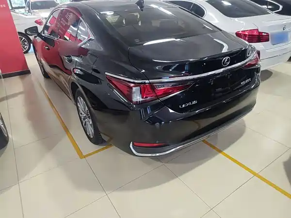 Lexus ES 2023