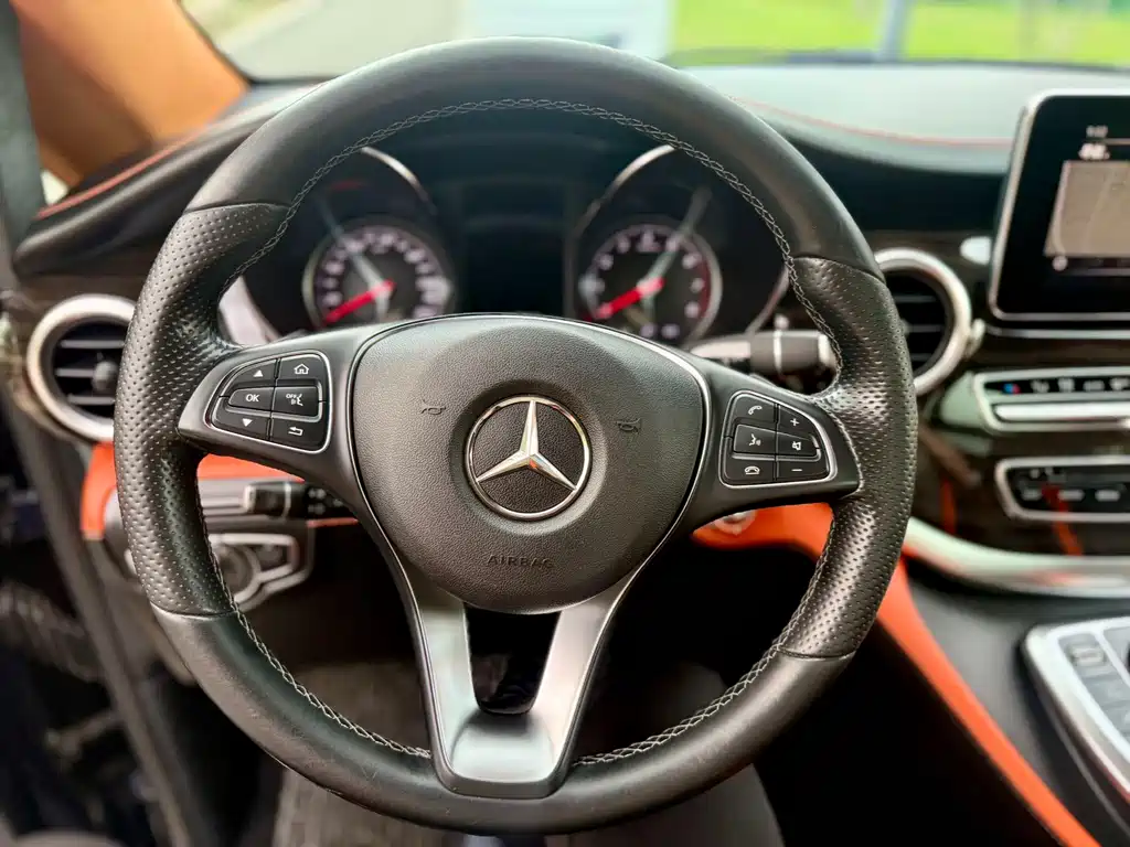 Mercedes-Benz V-Class 2018 — фото 13