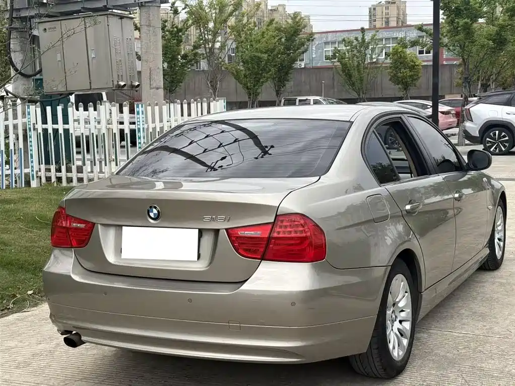 BMW 3 Series 2010 — фото 13