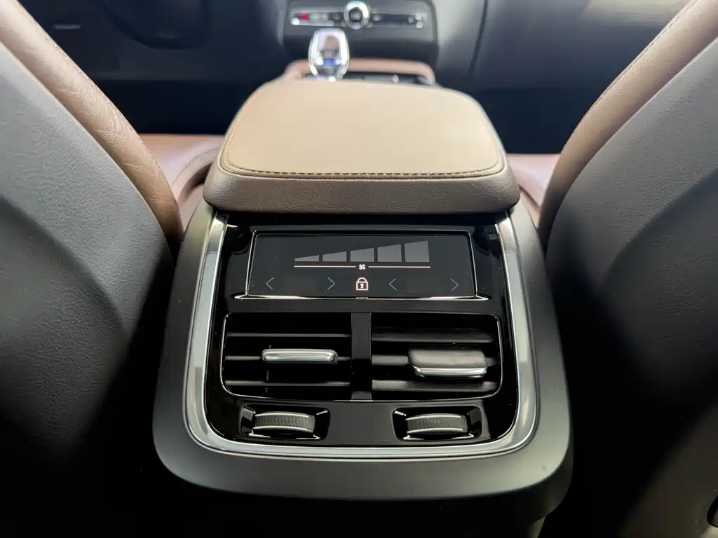 Volvo XC90 2021 — фото 17