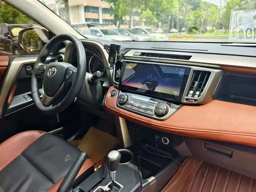 Toyota RAV4 2015 — фото 16