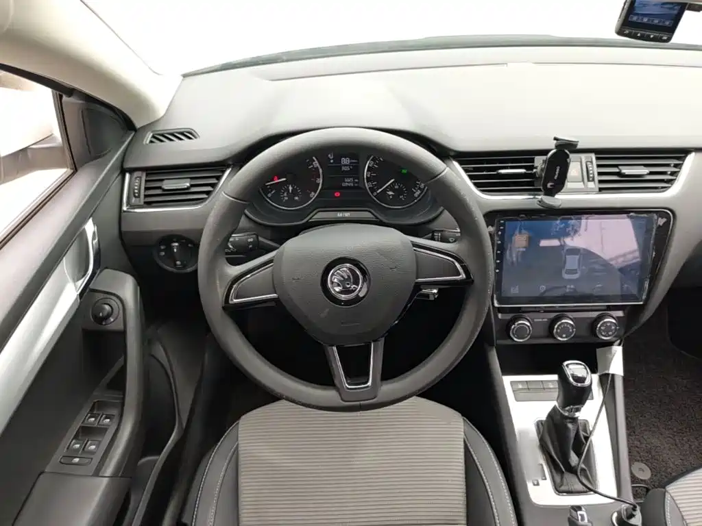 Skoda Octavia 2017 — фото 17
