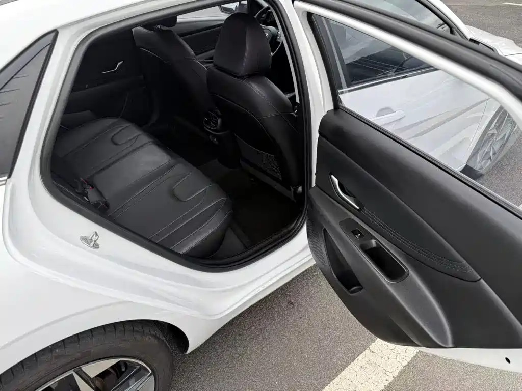 Hyundai Elantra 2023 — фото 11