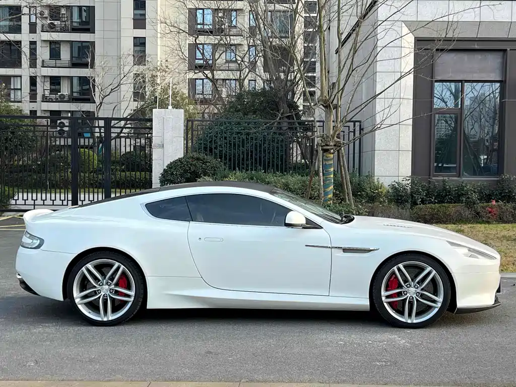 Aston Martin DB9 2014 — фото 7