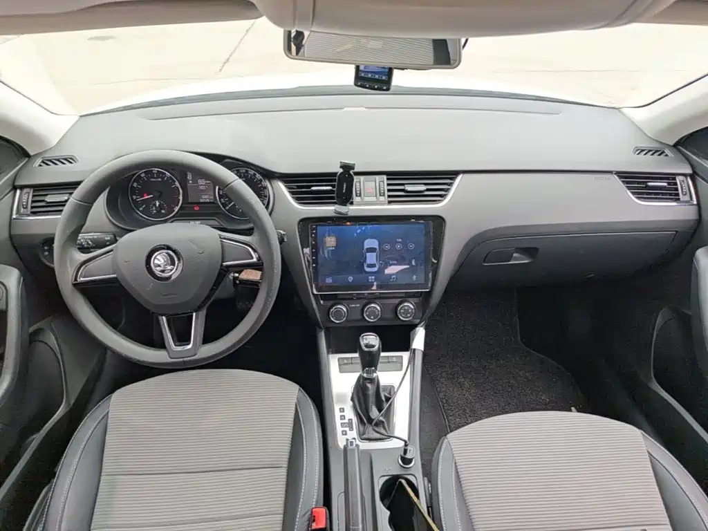 Skoda Octavia 2017 — фото 16