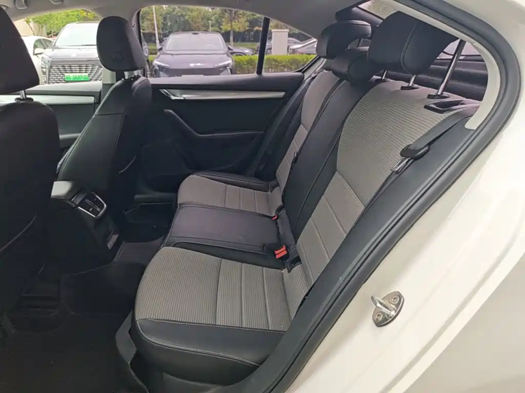 Skoda Octavia 2017 — фото 24
