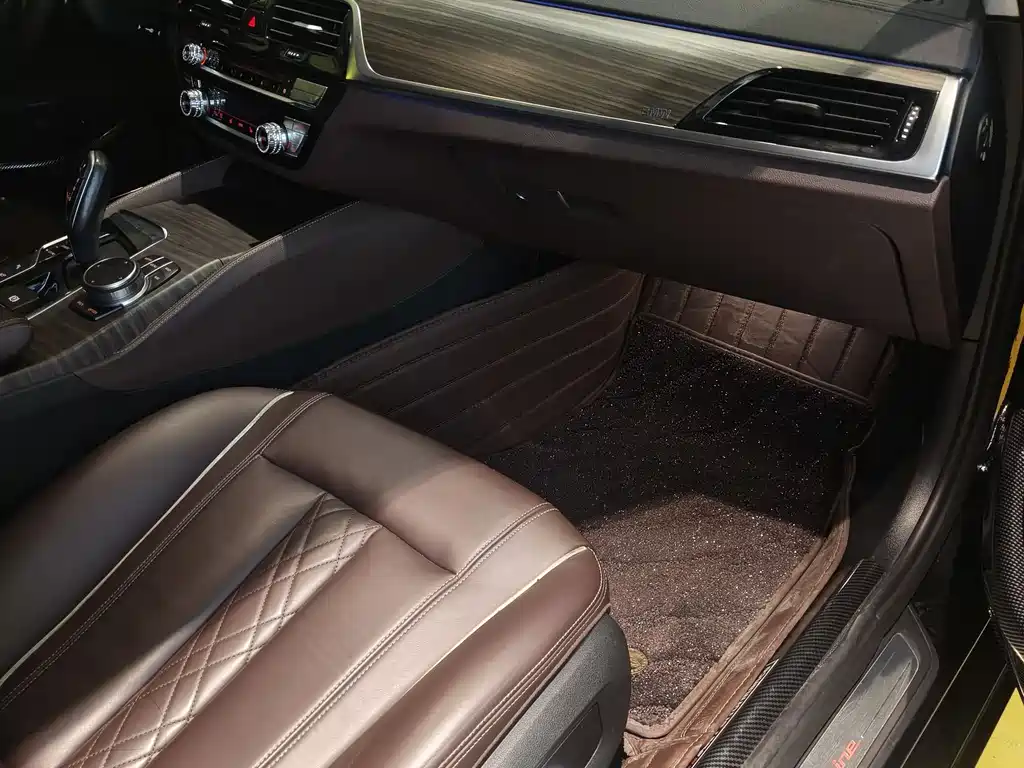 BMW 5 Series 2018 — фото 10