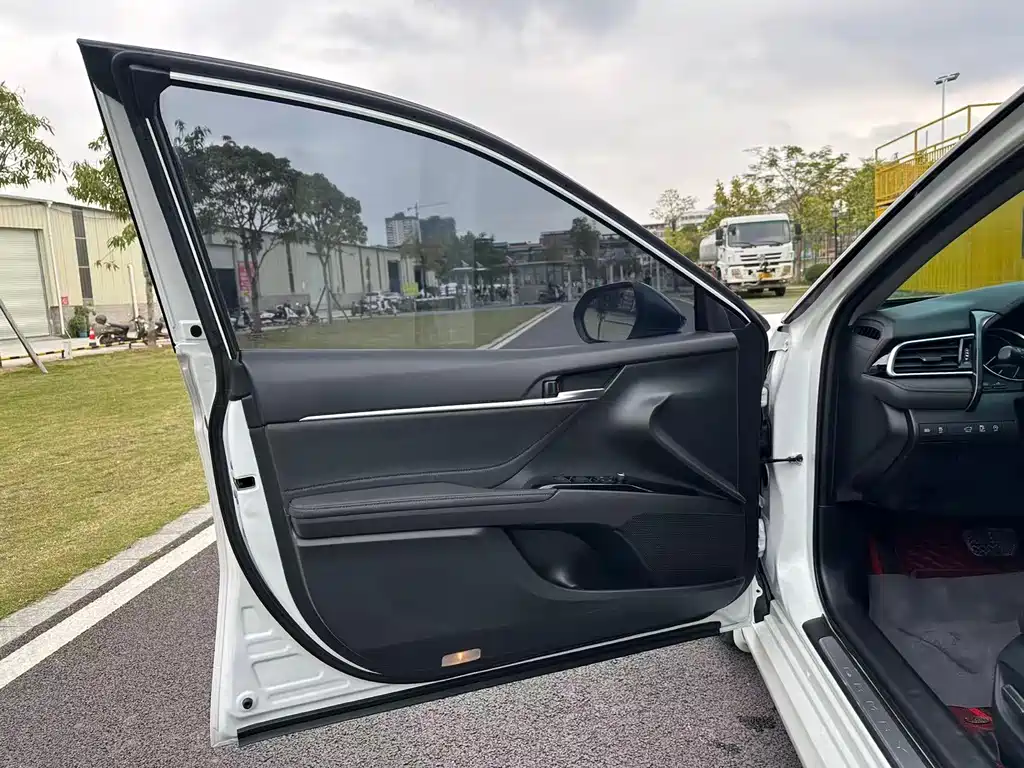 Toyota Camry 2022 — фото 12