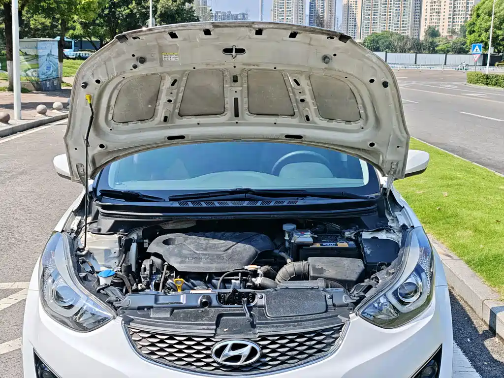 Hyundai Elantra 2016 — фото 18