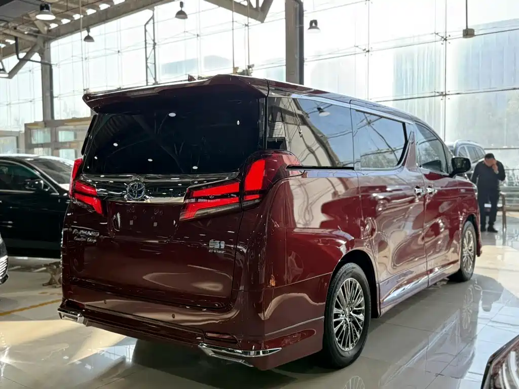 Toyota Alphard 2022 — фото 22