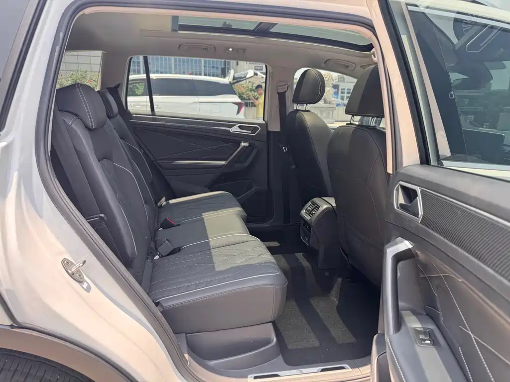 Volkswagen Tiguan L 2023 — фото 13