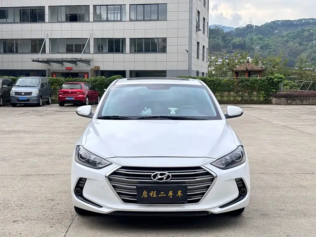 Hyundai Elantra 2019 — фото 2