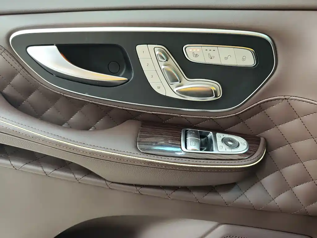 Mercedes-Benz V-Class 2018 — фото 16