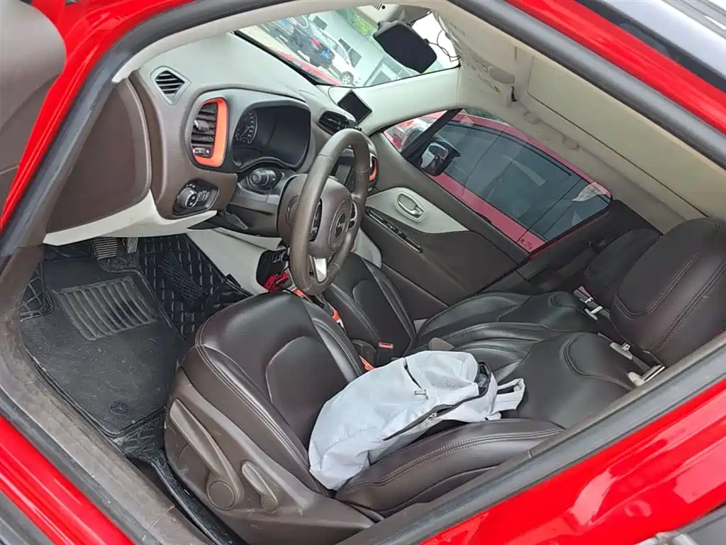 Jeep Renegade 2017 — фото 11