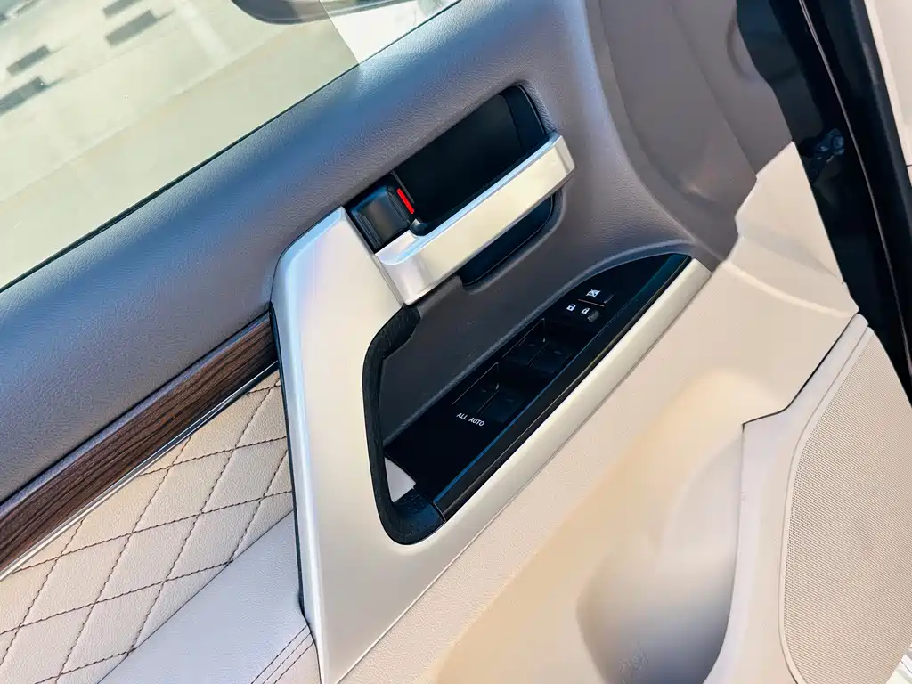 Toyota Land Cruiser 2020 — фото 13