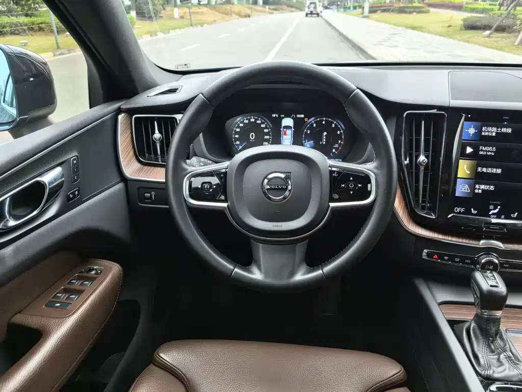 Volvo XC60 2020 — фото 14