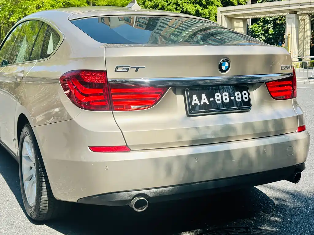 BMW 5 Series GT 2011 — фото 10