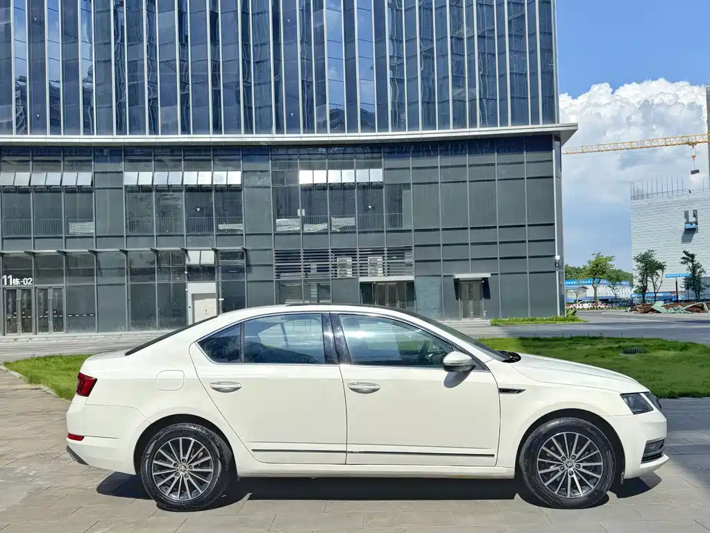 Skoda Octavia 2018 — фото 10