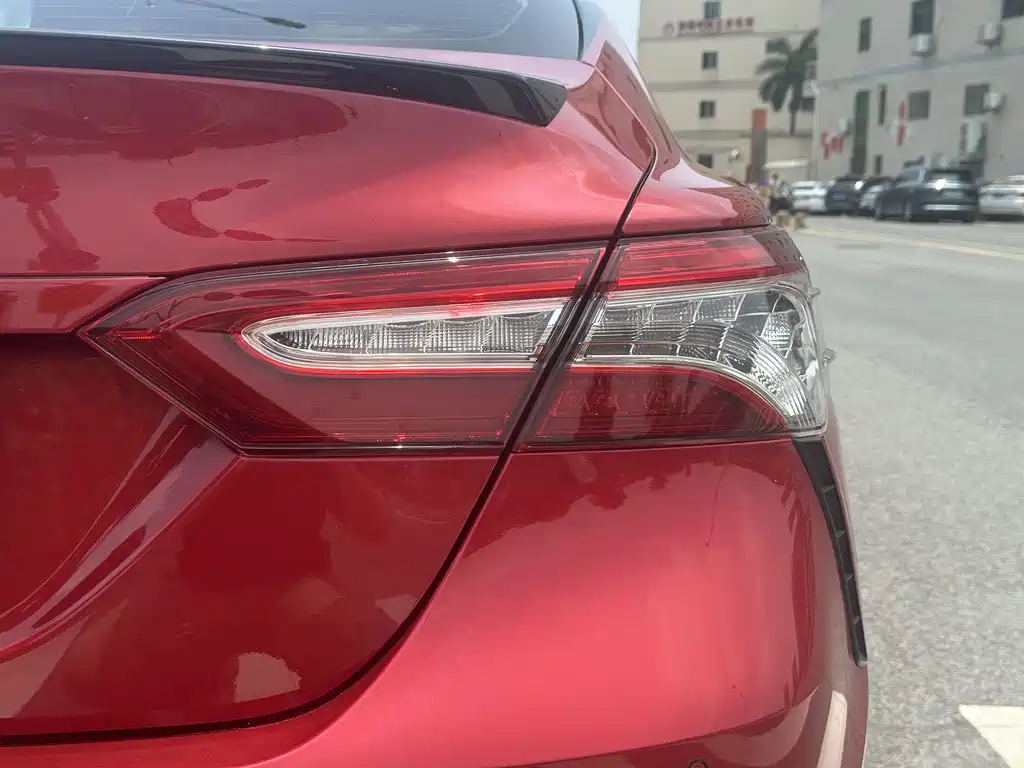 Toyota Camry 2018 — фото 10