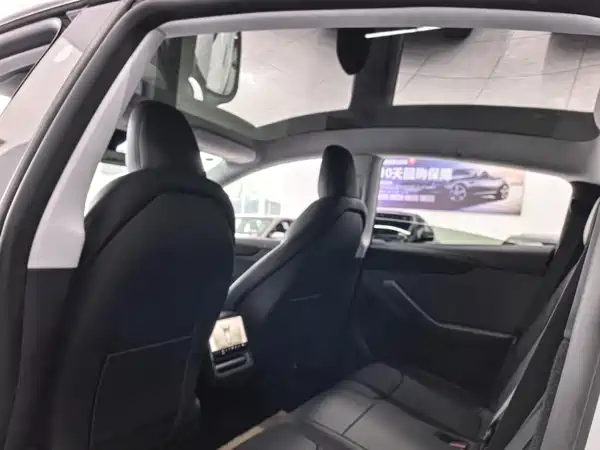 Tesla Model Y 2025