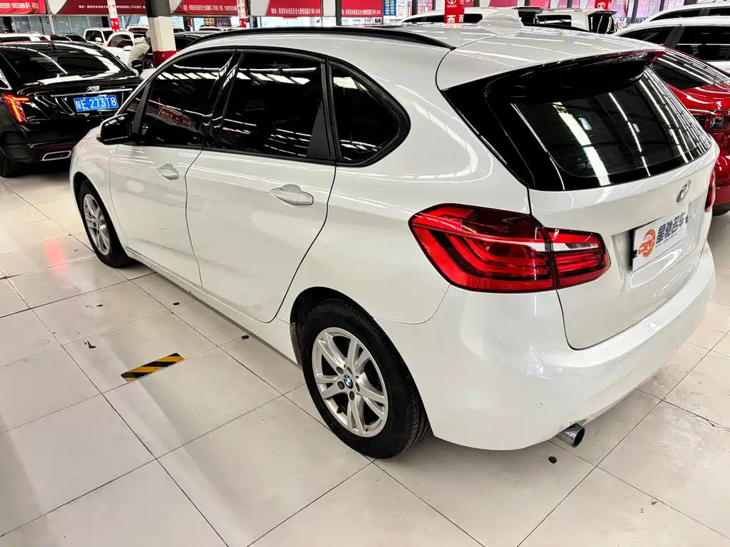 BMW 2 Series Station Wagon 2017 — фото 12