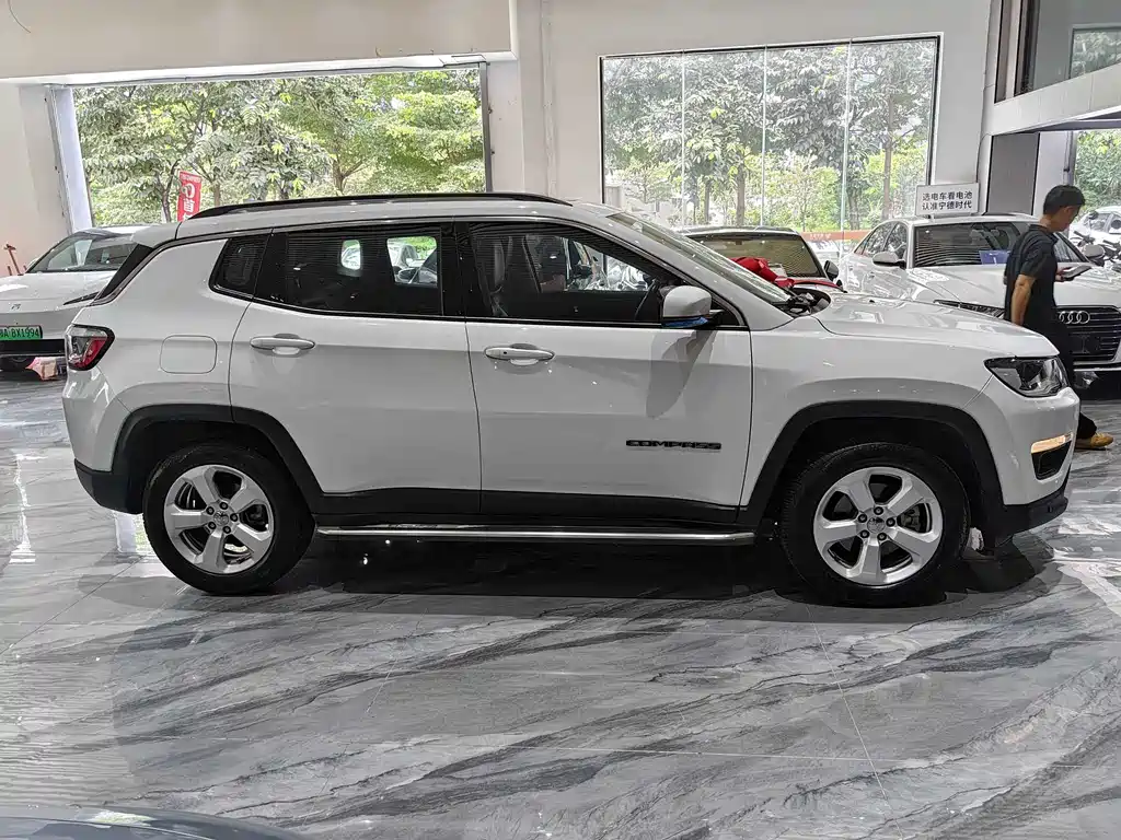 Jeep Compass 2017 — фото 29
