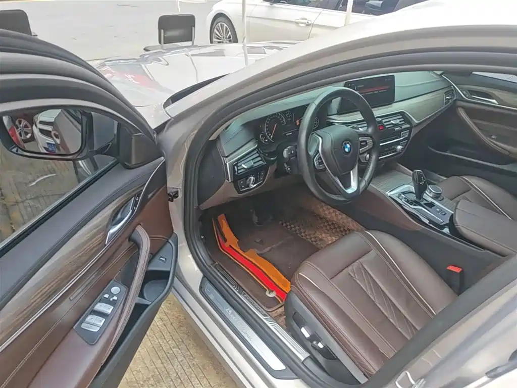 BMW 5 Series 2018 — фото 16