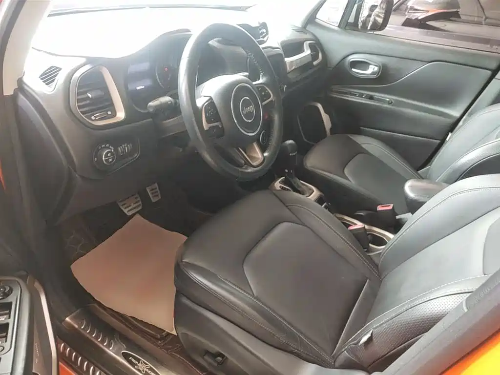 Jeep Renegade 2016 — фото 15