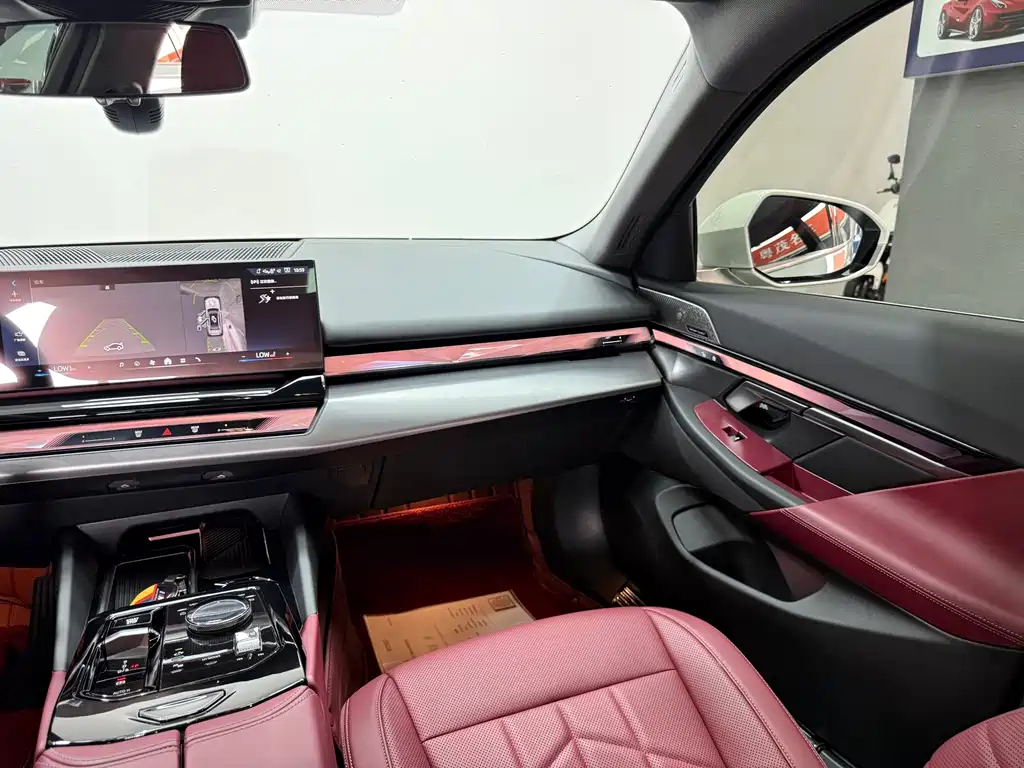 BMW 5 Series 2025 — фото 13