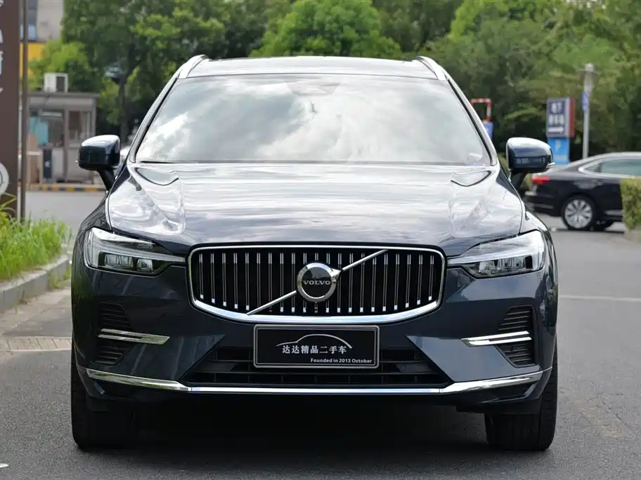 Volvo XC60 2023 — фото 1