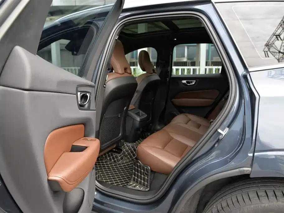 Volvo XC60 2023 — фото 5