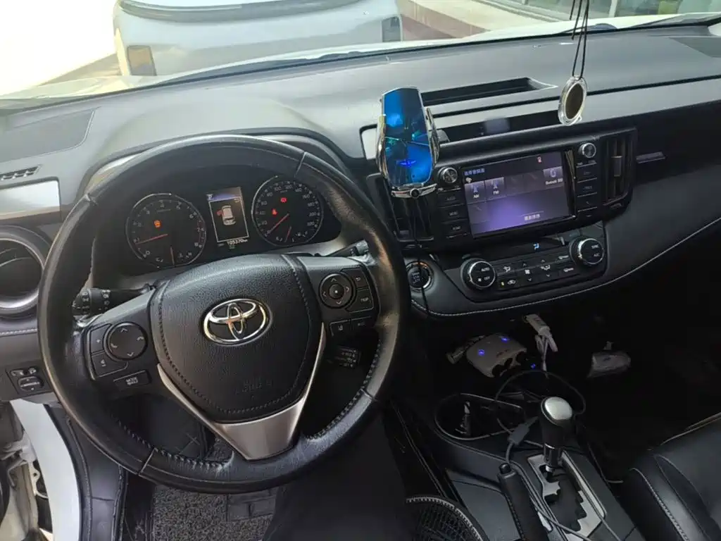 Toyota RAV4 2018 — фото 10
