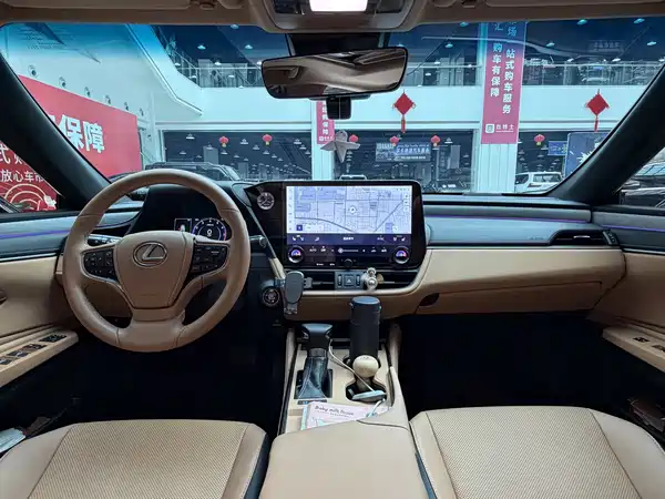 Lexus ES 2025