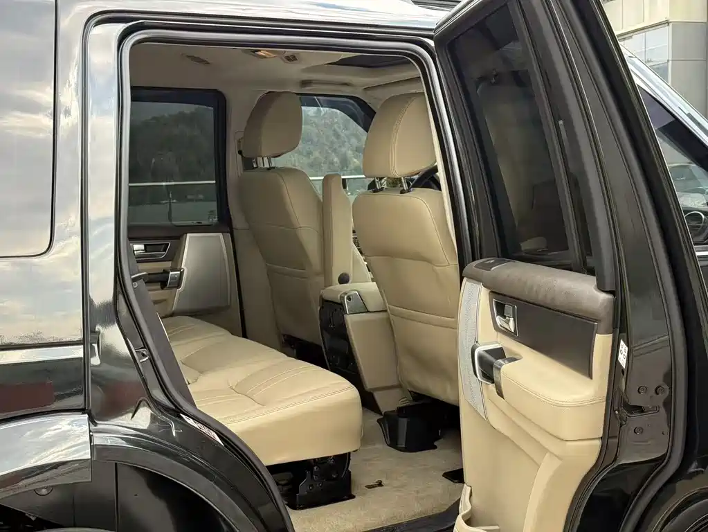 Land Rover Discovery 2015 — фото 11