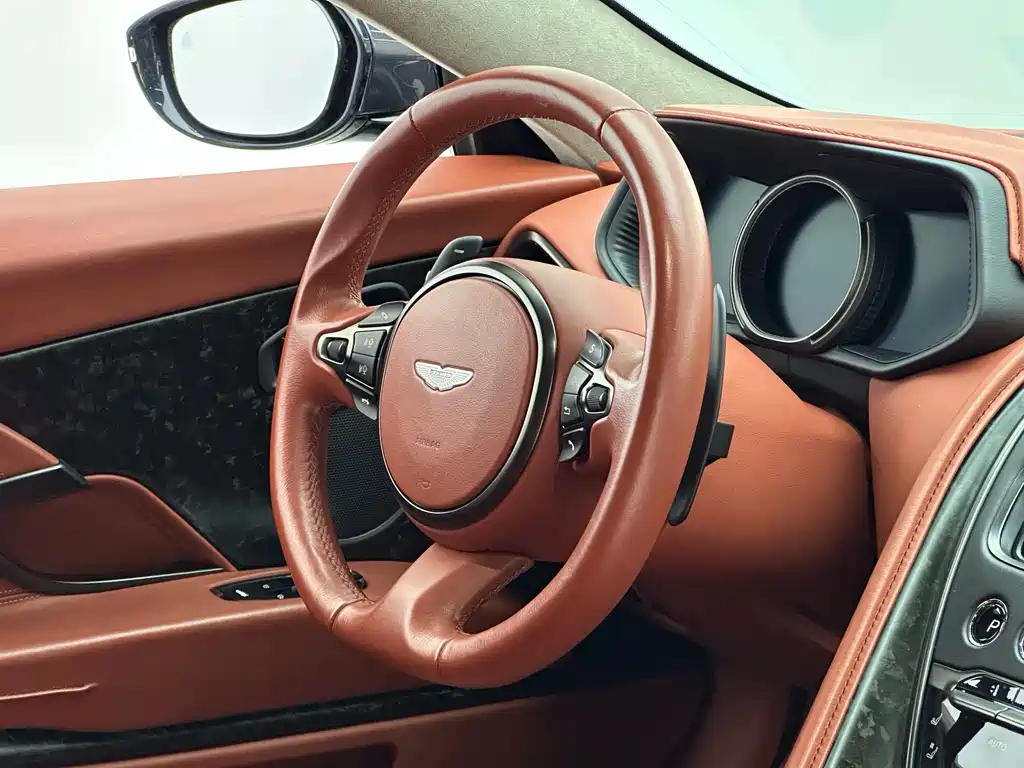 Aston Martin DB11 2020 — фото 16