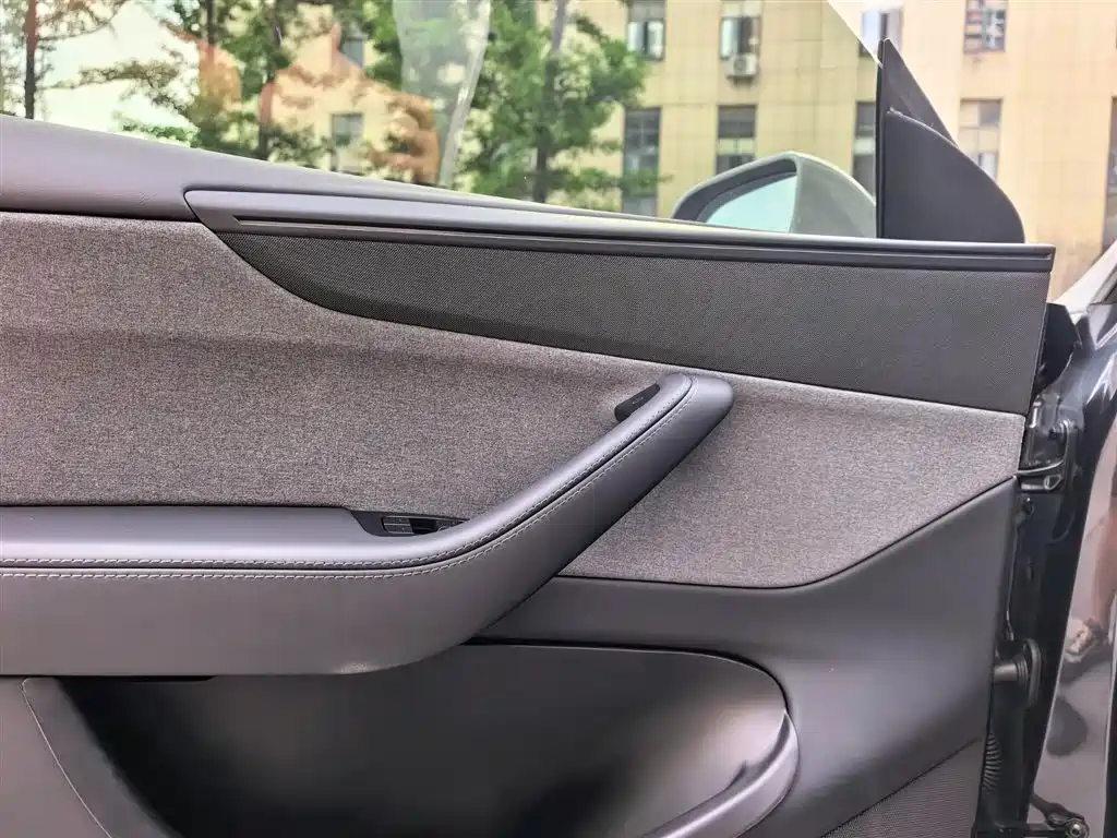 Tesla Model Y 2025 — фото 12