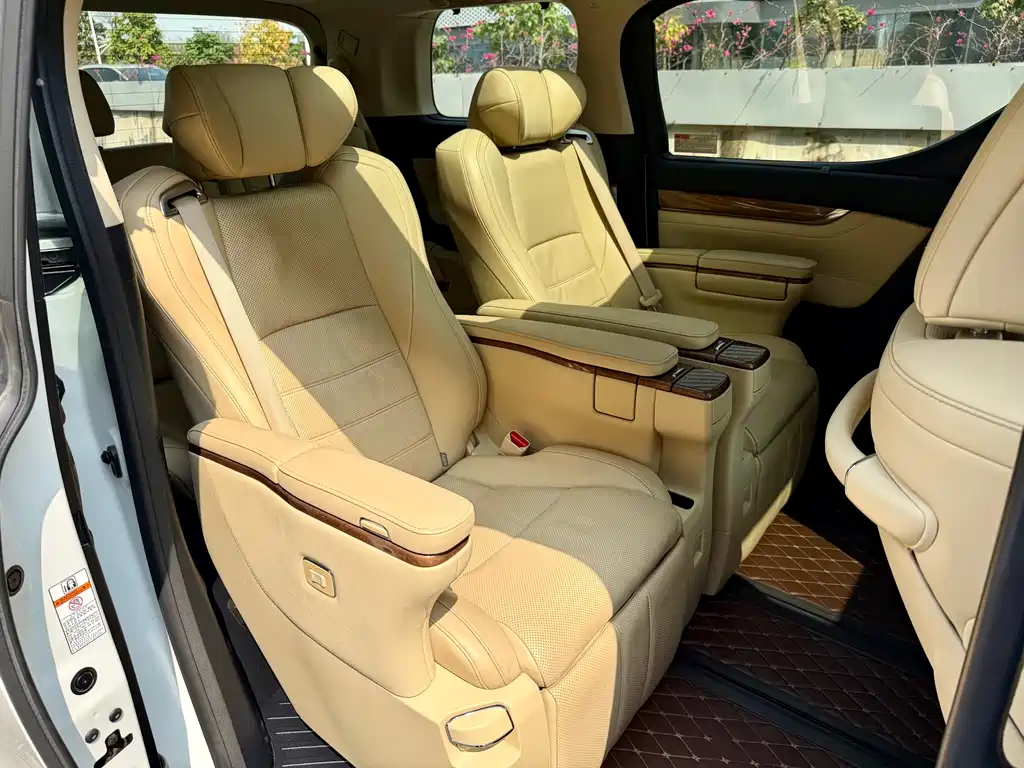 Toyota Alphard 2017 — фото 27